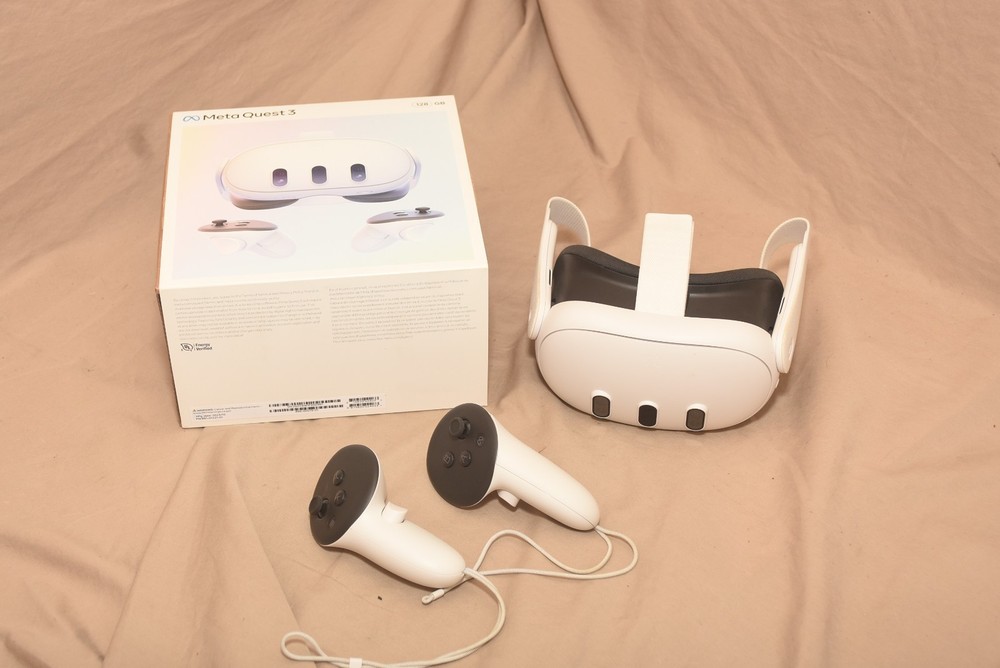 Meta Quest 3 128GB VR Virtual Reality Gaming Headset & Controllers!!