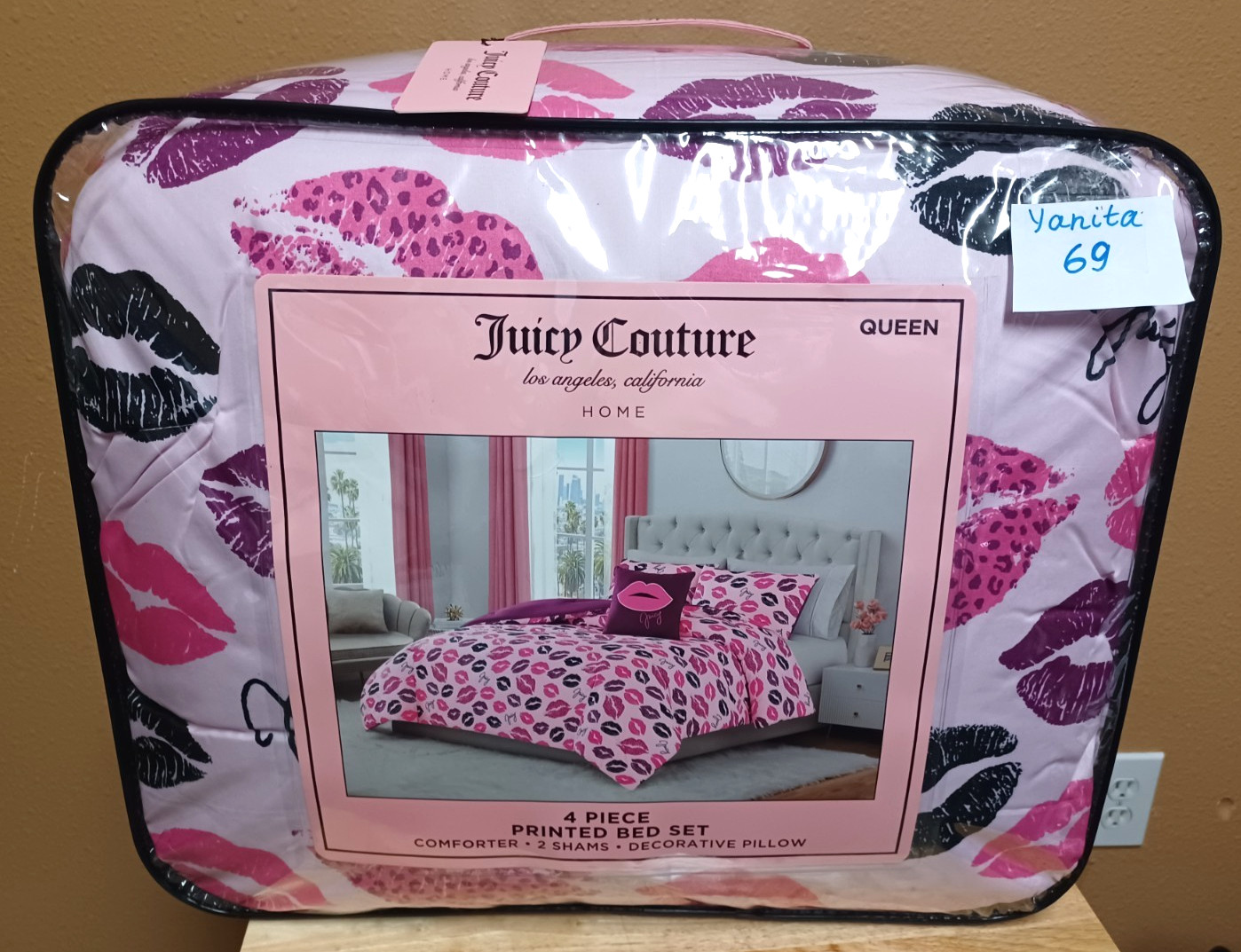 Juicy Couture Kisses,Lips,Logos 4 pc QUEEN Comforter set Pink/Black/Purple
