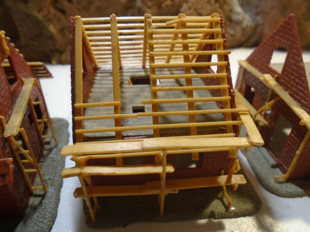 HO SCALE HOUSING DEVELOPMENT WITH 3 HOUSES IN DEVELOPMENT 5-162-5