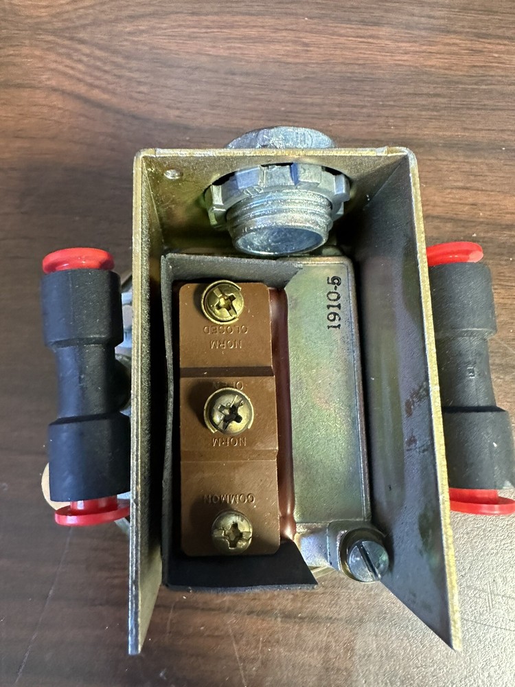 Dwyer Instruments 1910-5 Pressure Switch