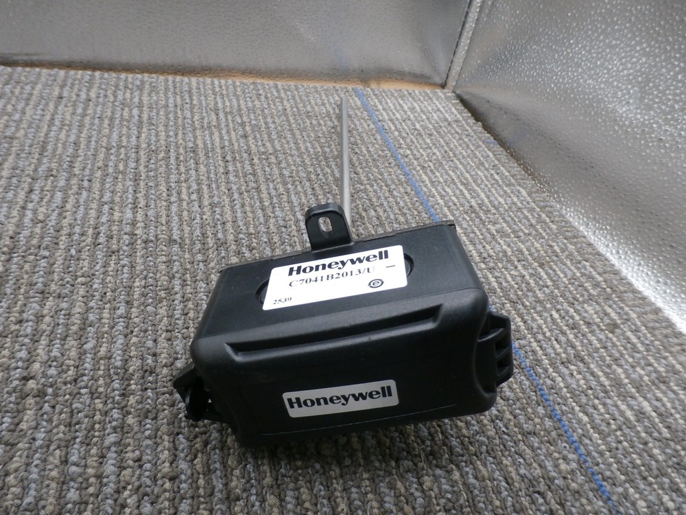 New C7041B2013/U-Honeywell-Temperature Sensor