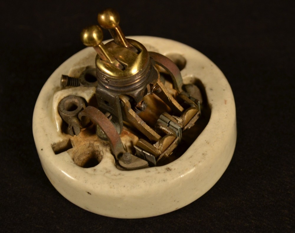 BRASS & CERAMIC VICTORIAN JELLY MOLD TOGGLE LIGHT SWITCH