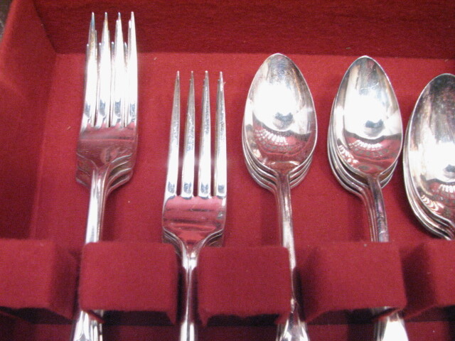 Wm Rogers Mfg Co Set 32 pcs Silver Plated Flatware Pickwick w/Box