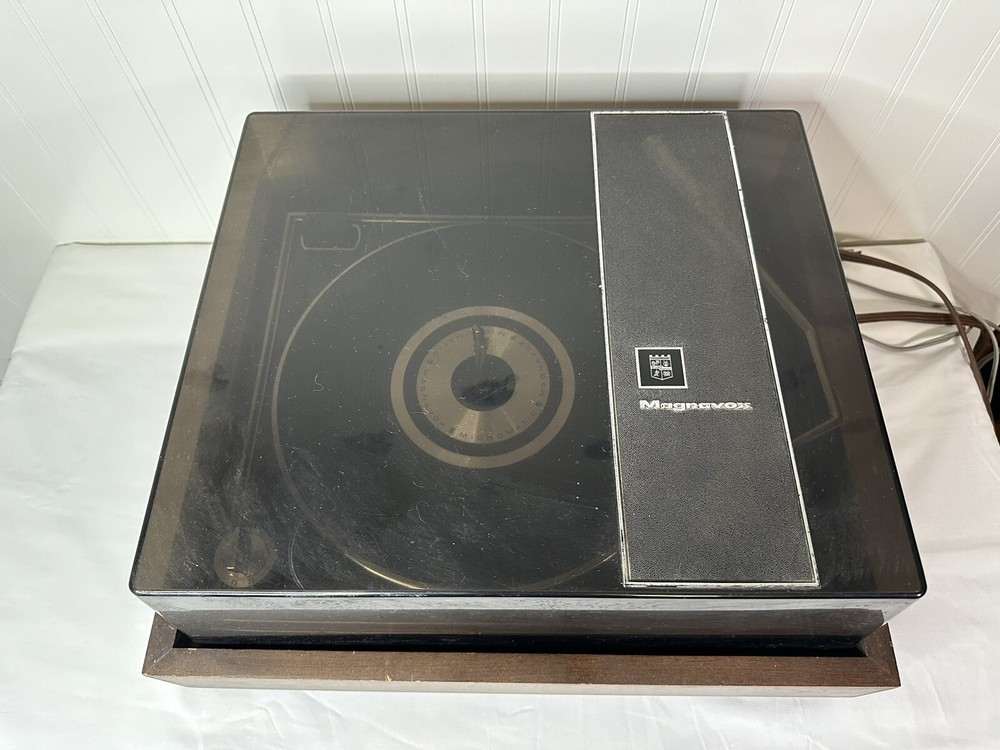 Magnavox 2K8888 Turntable | w/ lid | Untested | needs cleaning