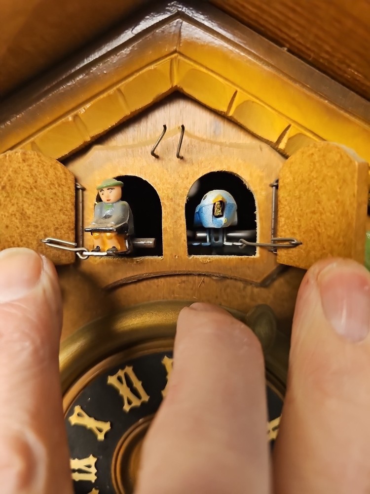 ANTIQUE MUSICAL HUNTER CUCKOO CLOCK NEEDS REPAIR