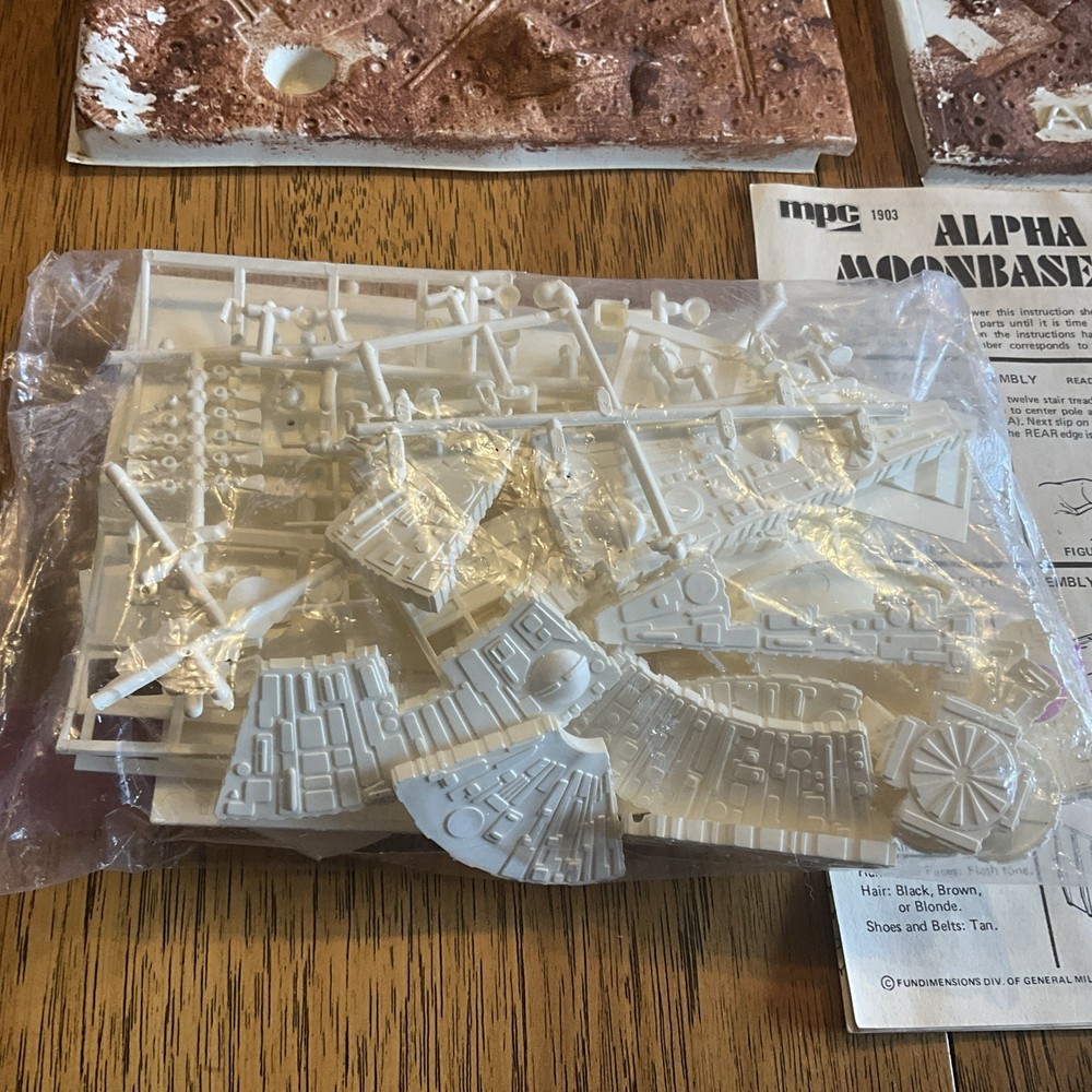 Vintage MPC 1976 Space:1999 Alpha Moon Base STARTED / COMPLETE