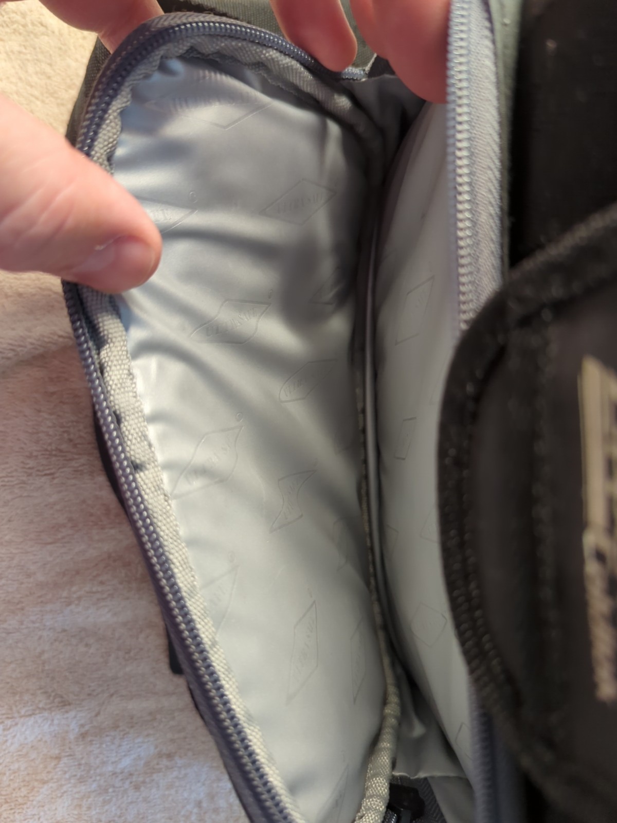 TOMMY BAHAMA Zipperless Lunch Cooler Shoulder Bag 9 Cans Deep Freeze Black Gray