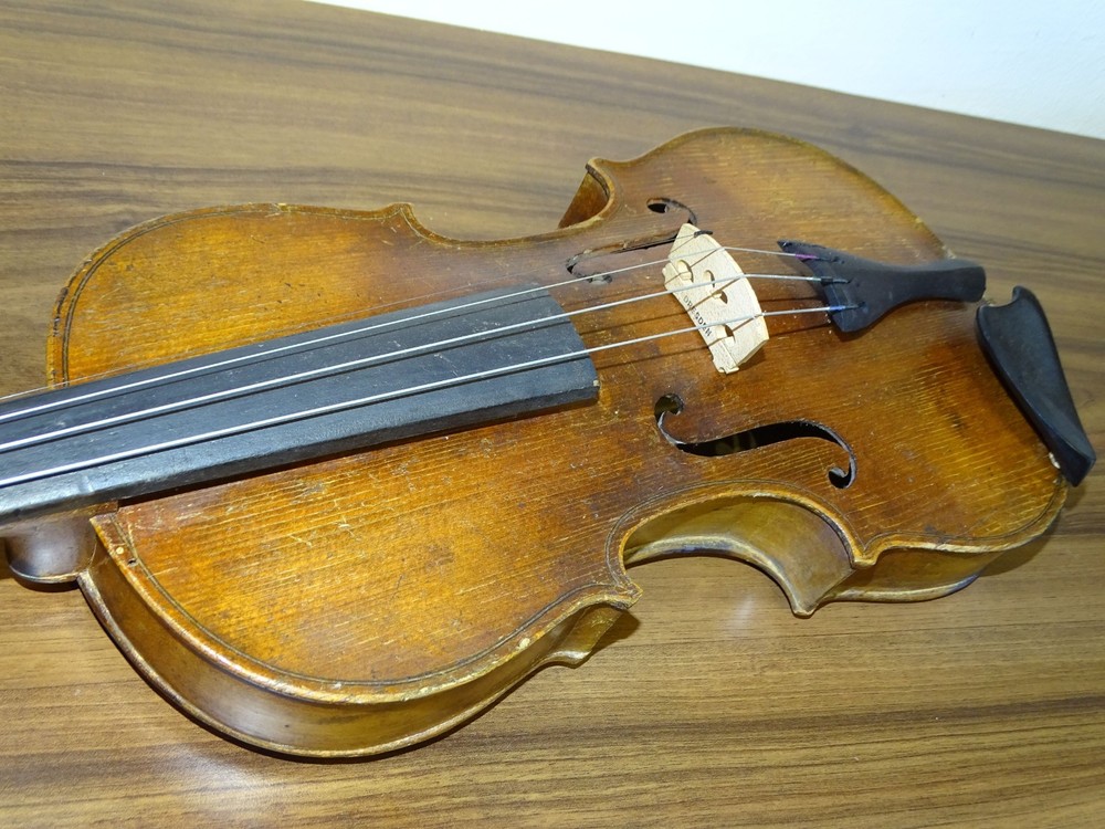 VERY OLD VIOLIN labelled JOHN SHAW (Nr. 221)