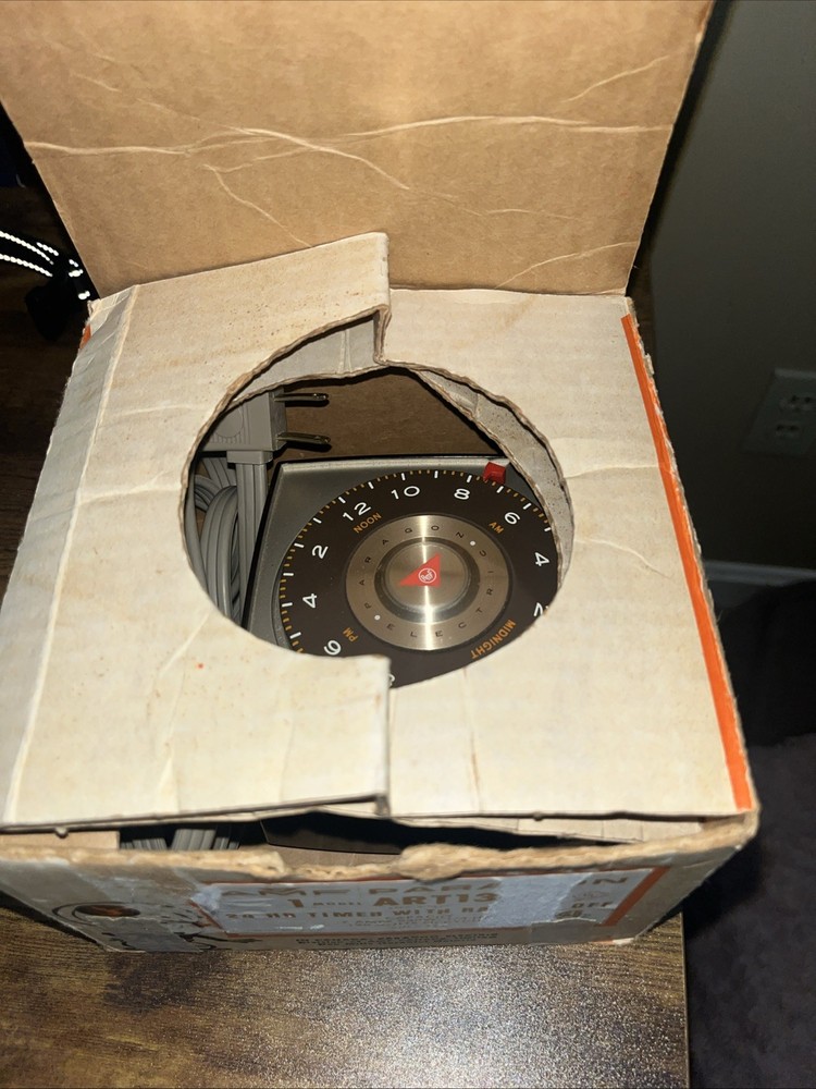 AMF PARAGON 24 HOUR TIMER MODEL ART13-0 W/ RANDOM OFF SWITCH