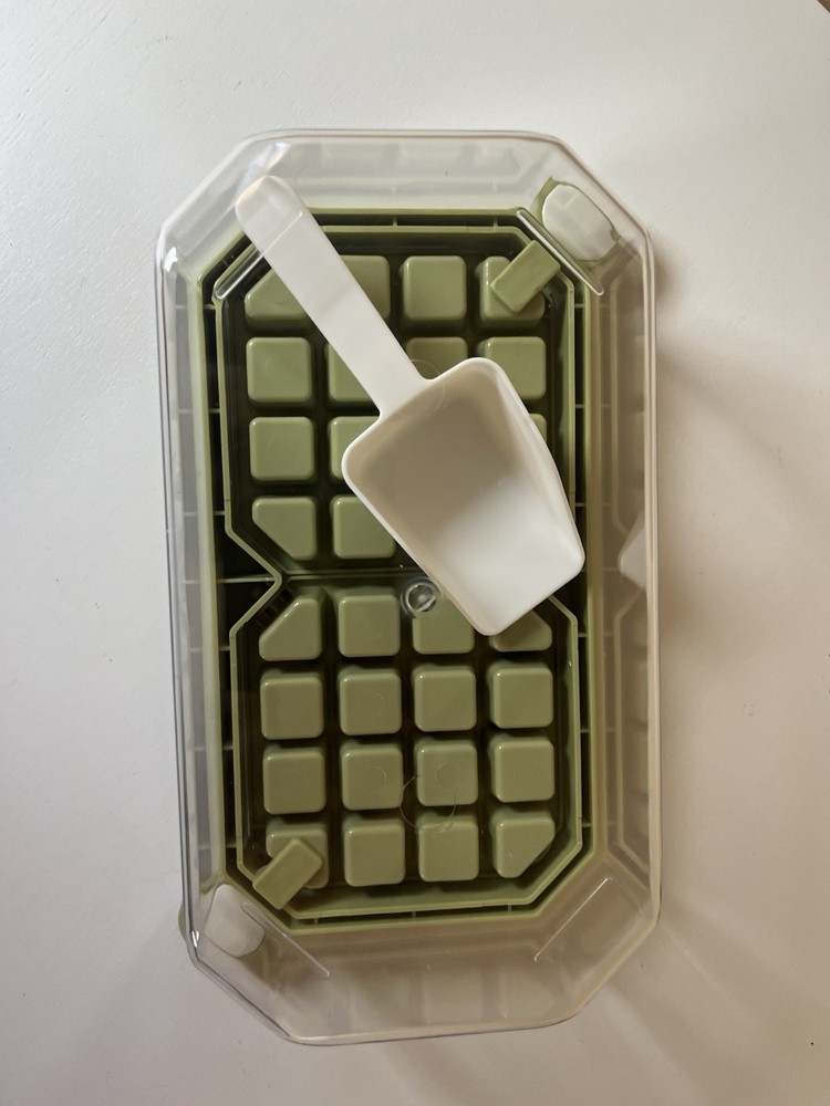 Plastic Ice Cube Tray / Storage Box / 32 Cubes W/ Scoop