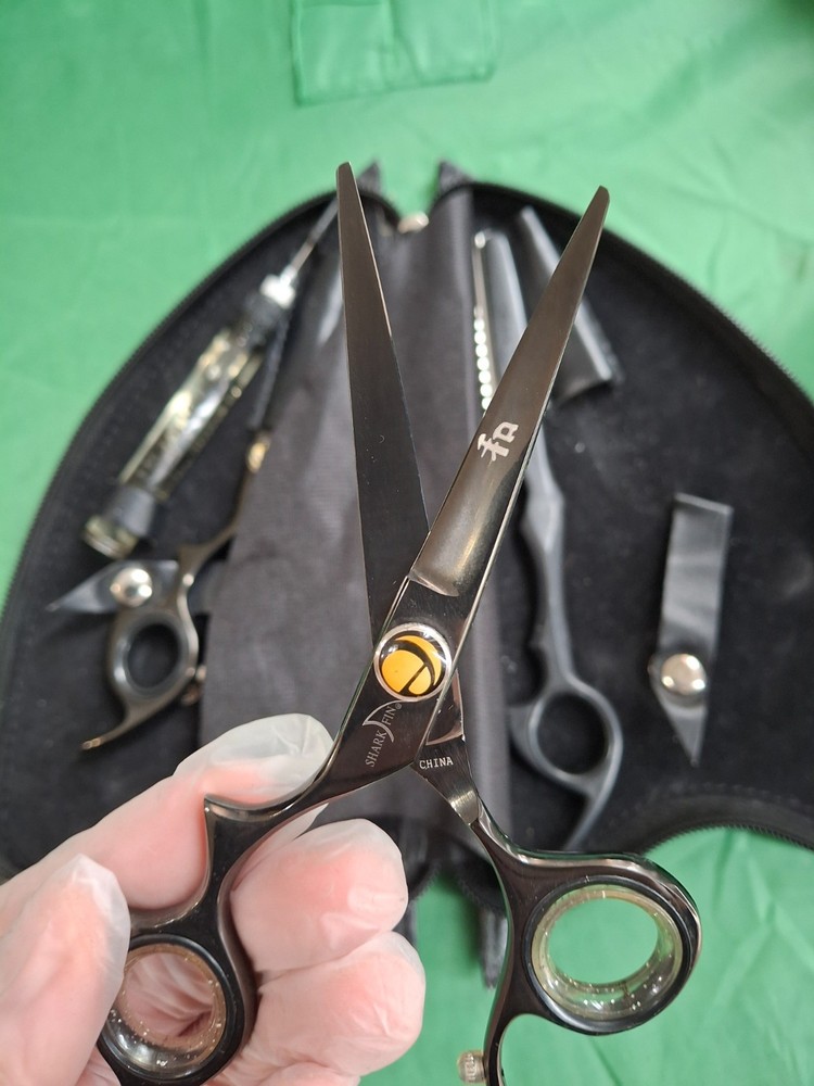 Sharkfin 440-A Scissors & Thinning Scissors Kit Includes DVD.