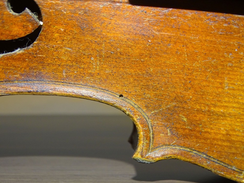 VERY OLD VIOLIN labelled JOHN SHAW (Nr. 221)
