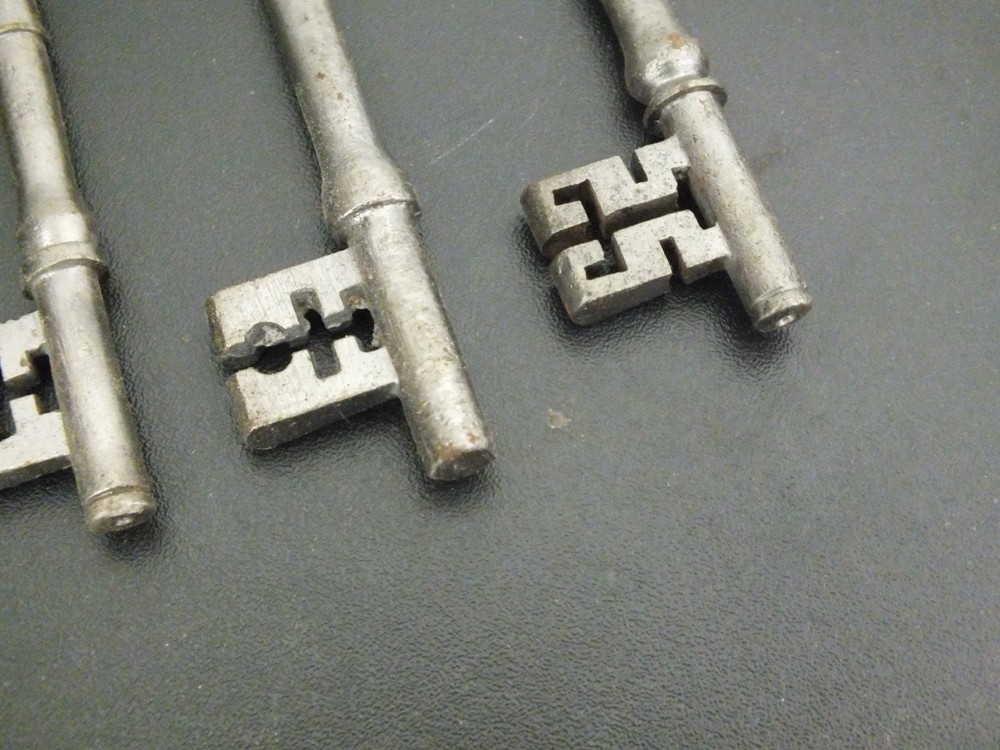 EIGHT ANTIQUE IRON WARDED KEYS .