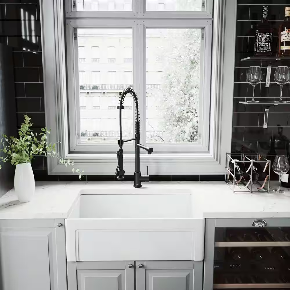 Zurich Single Handle Pull-Down Sprayer Kitchen Faucet in Matte Black