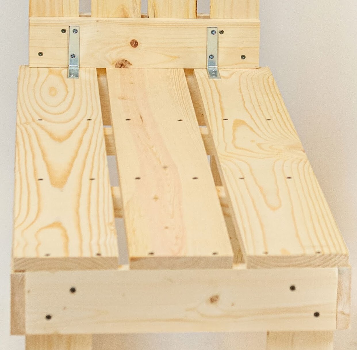 New Small Goat Milking Stand for Pygmy and Nigerian Dwarf Goats 32in. Natural