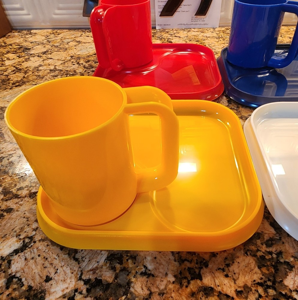 8 VTG AmPro Stackable Plates Mugs Set Picnic 4 Plates 4 Cups Bright & Clean