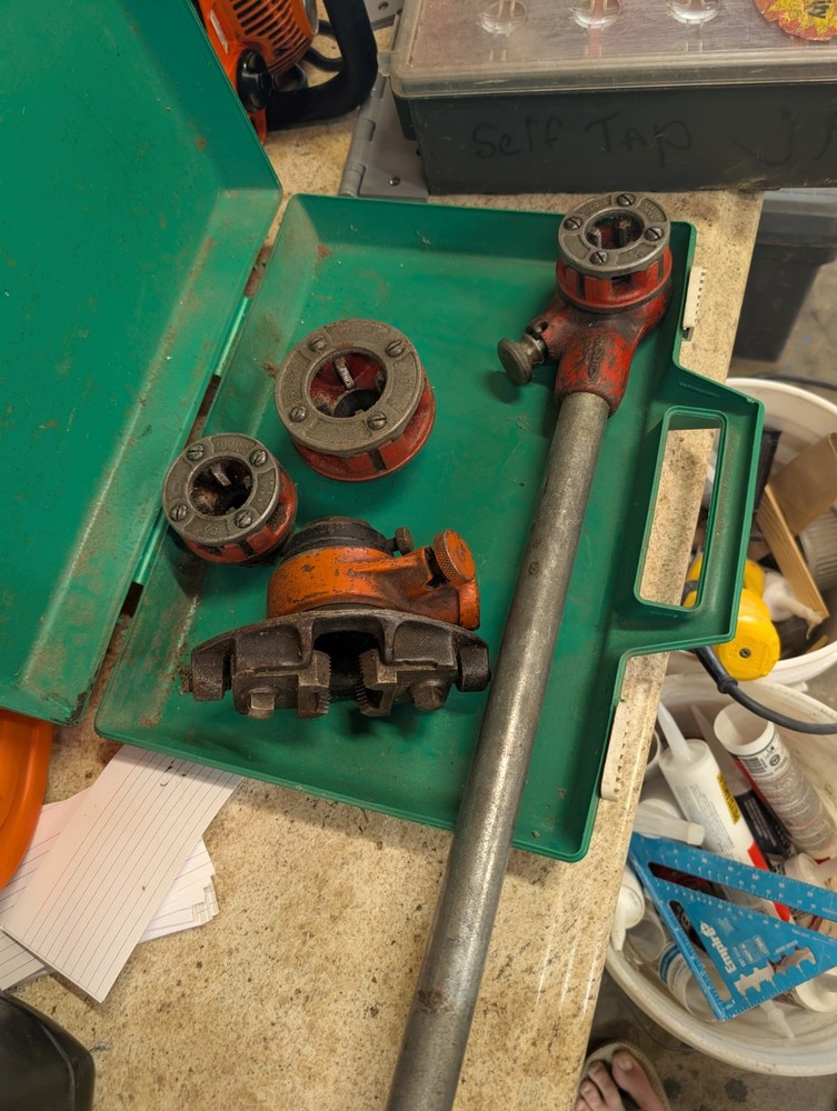 RIDGID Manual Pipe Threader Set with Die Heads and Pipe Dies