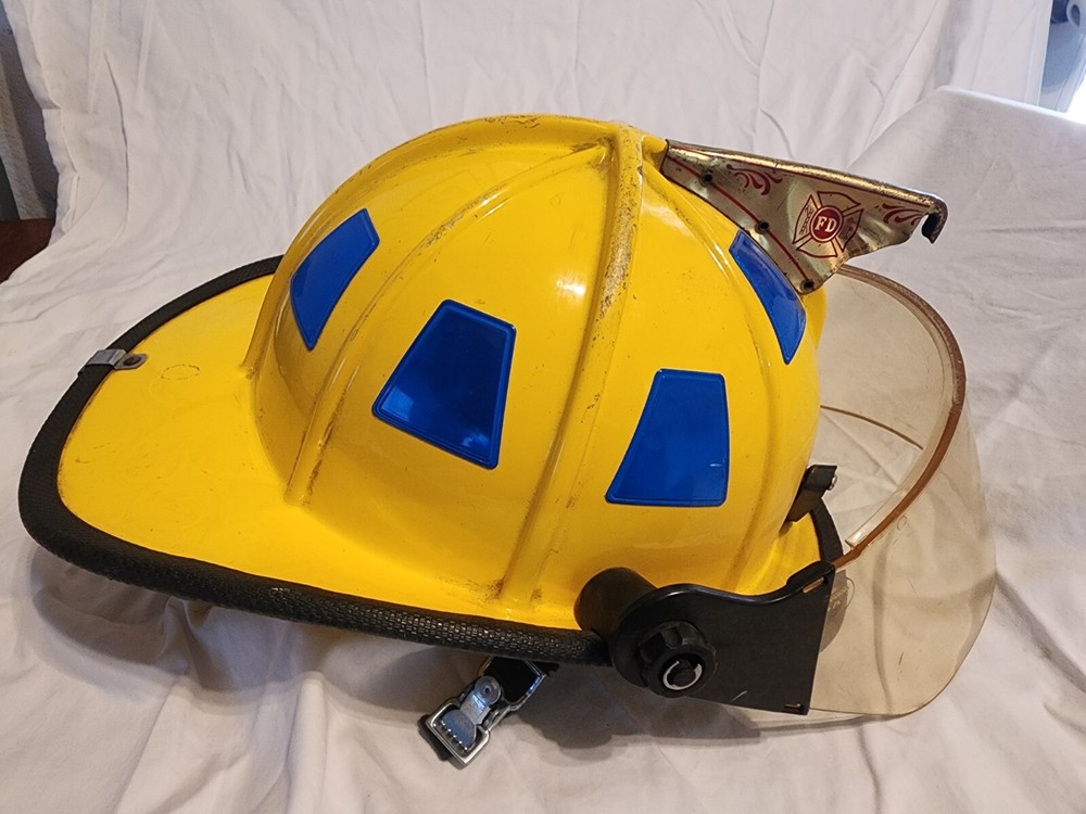 CAIRNS MODEL 1010 FIREMAN'S HELMET, YELLOW