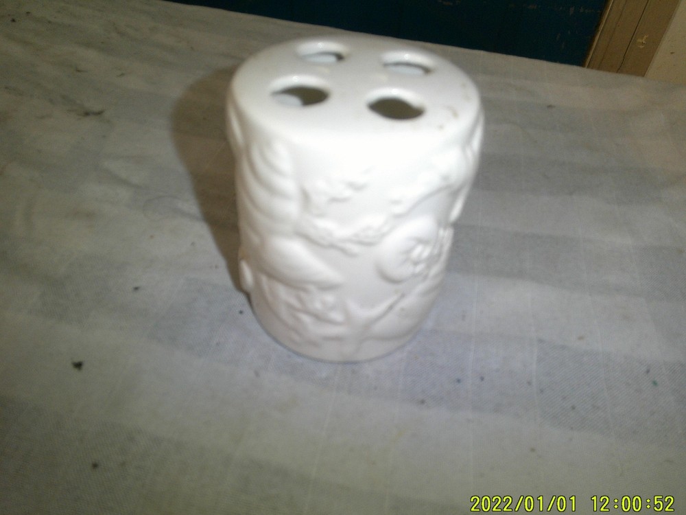 WHITE PORCELAIN 3D PATTERN SEASHELL THEME 4 TOOTHBRUSH HOLDER