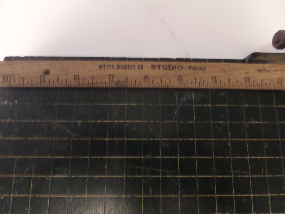 Milton Bradley.Studio Paper cutter.