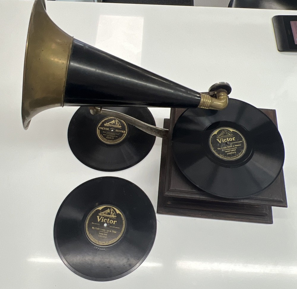 Late Victor I Talking Machine Phonograph Type Z