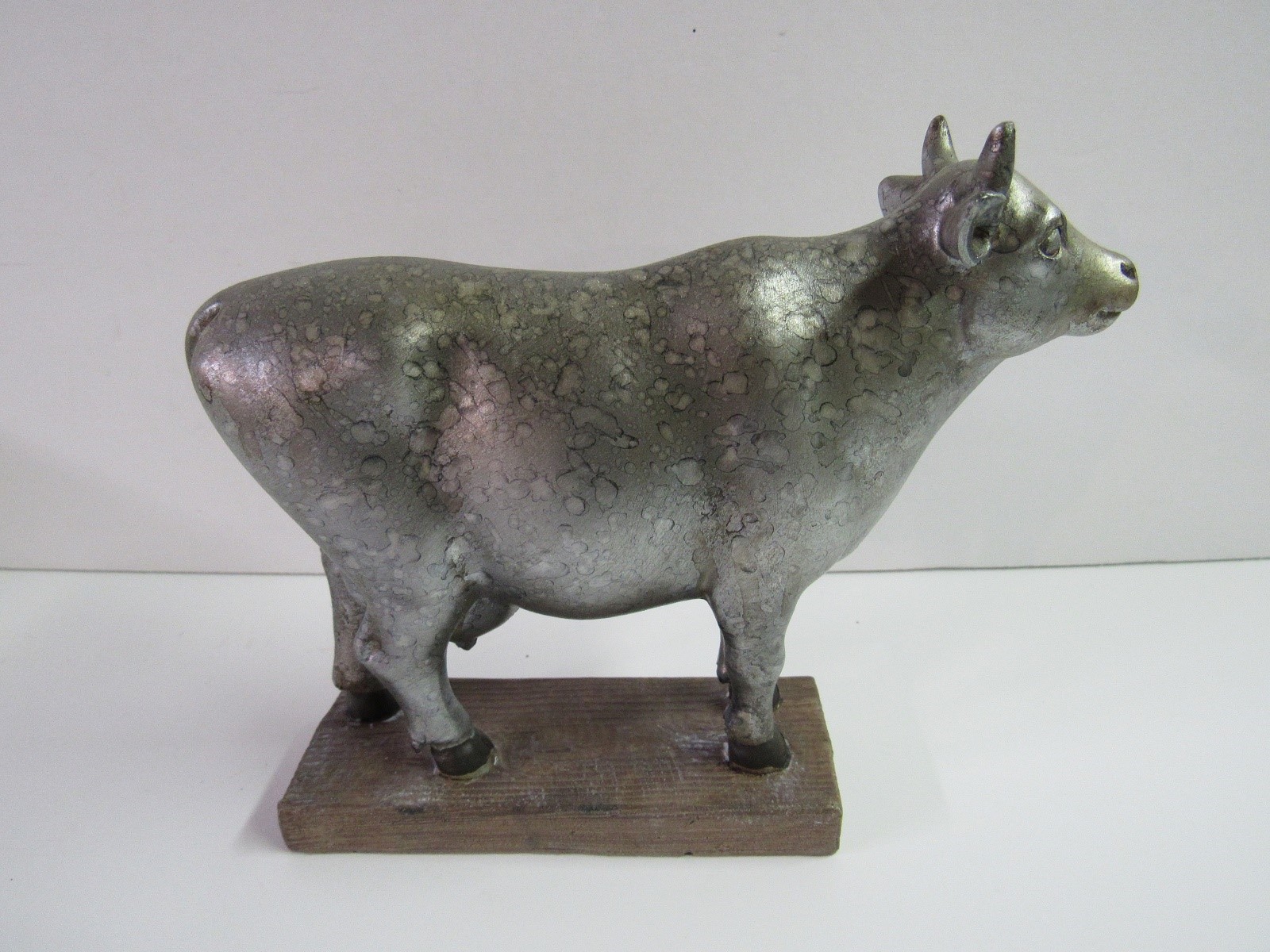 New Cow Figurine 2472350 Cast Resin Free Shipping