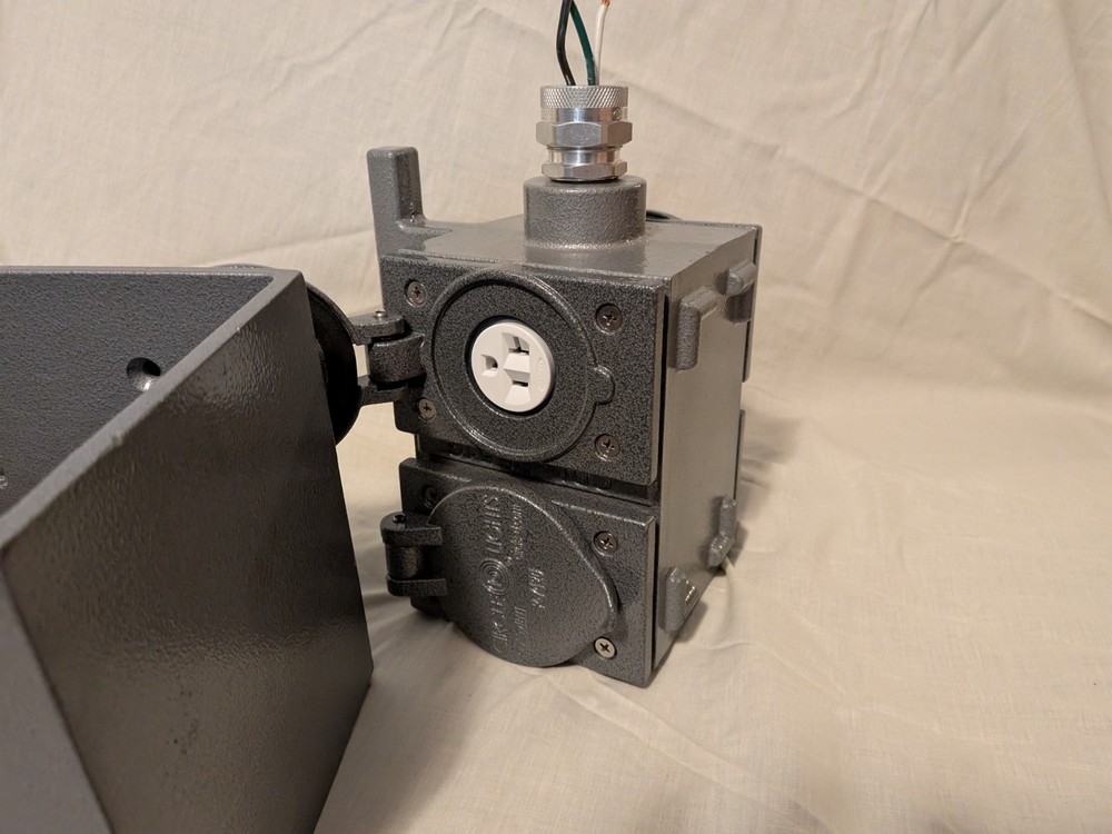 BRAND NEW Hardwired Circle D Remote Power Distribution Box