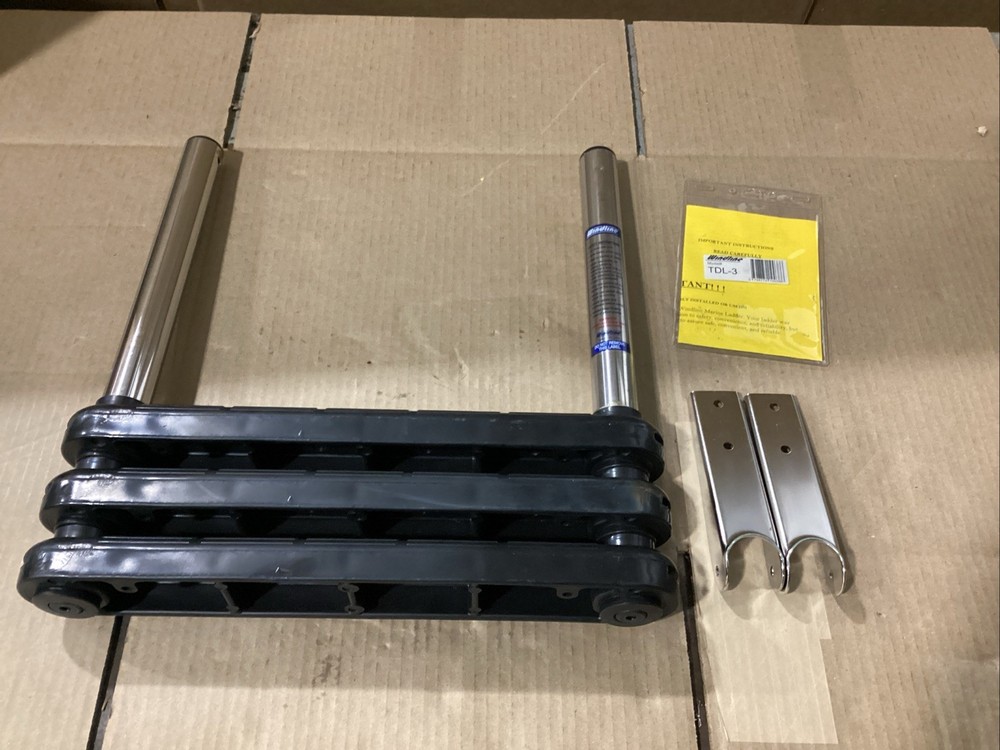 Windline Telescoping Over Platform Ladder TDL-3 ( Open Box / Rust )