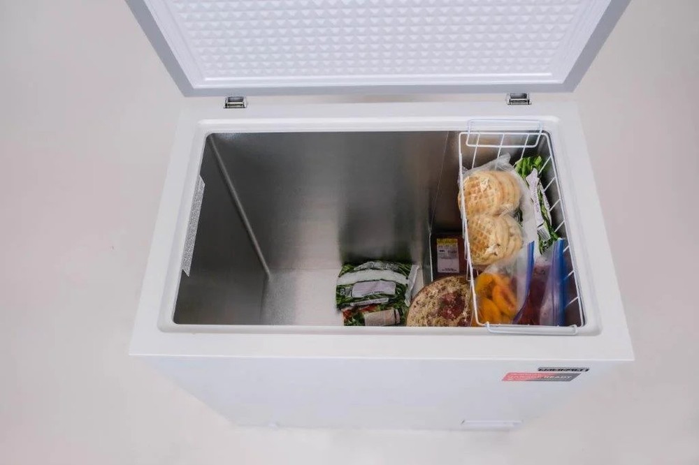 Frigidaire 7.0 Cu ft Chest Freezer White EFRF7003