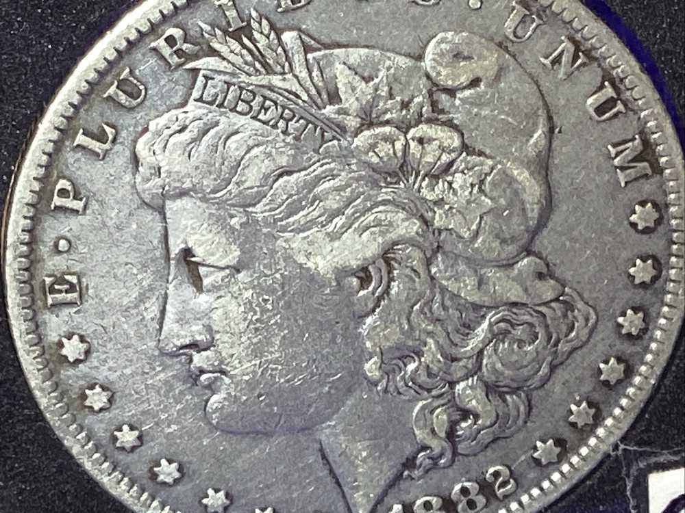 1882 O MORGAN SILVER 💰in BCW HARDCASE 2X2