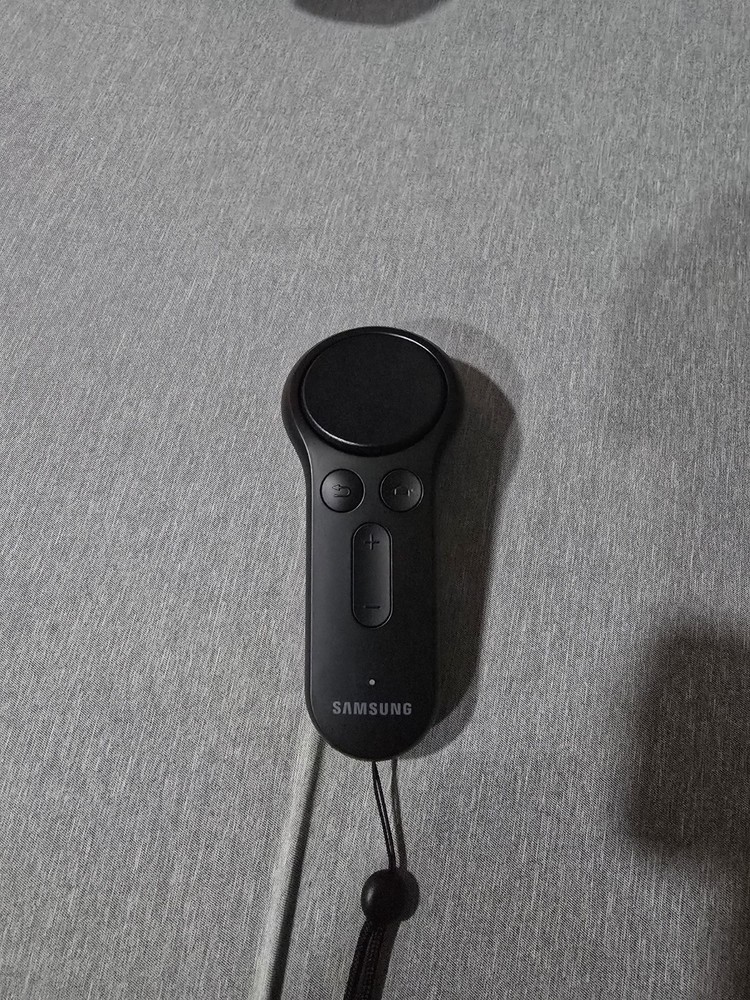 Samsung SMR324 Gear VR with Controller - Black
