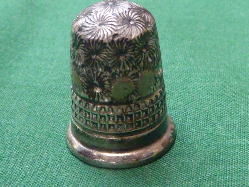 VINTAGE SILVER THIMBLE - CHESTER 1901