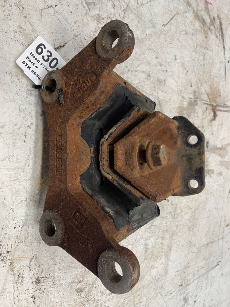 2011 Ford F750 Cab Mount (630-10698)