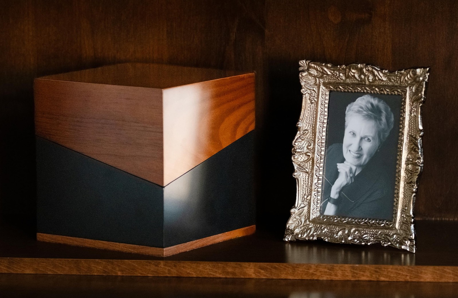 Premium Urn for Ashes Adult Human | Standard, Walnut Wood and Black