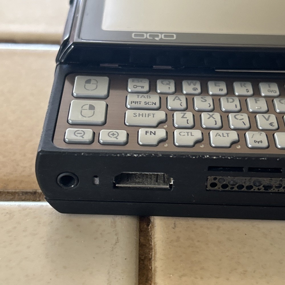 OQO Model 02 UMPC Mini PC – Working with Cables (READ)