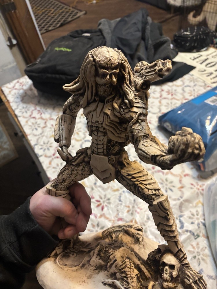 Alien Vs. Predator: Alien Defeated By Predator Statue