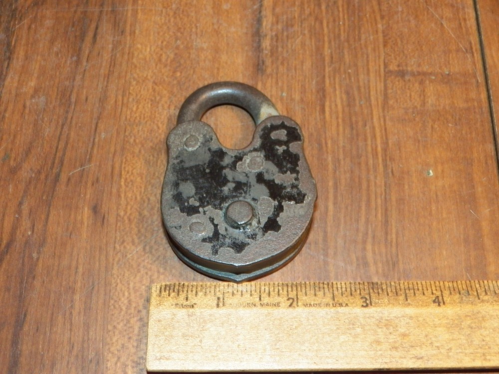 Vintage Padlock - No Key - Doesn't latch