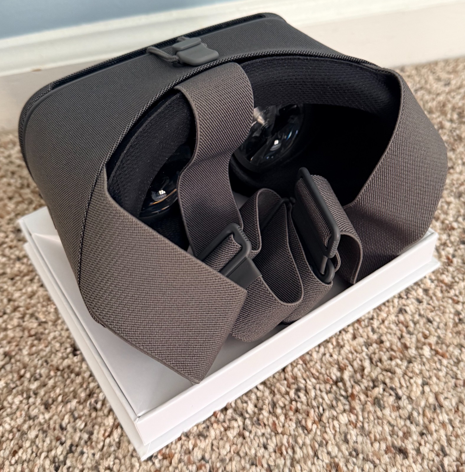 Google Daydream View Smartphone VR Headset with Remote D9SCA