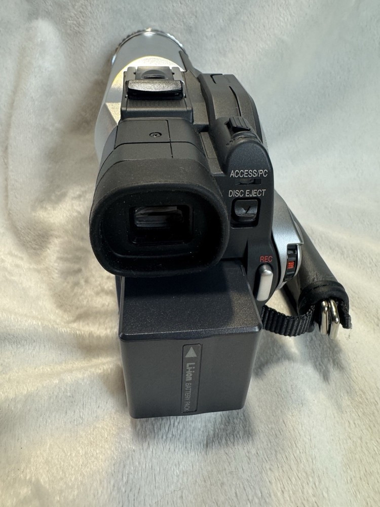 Hitachi DZ-MV380A DVD Camcorder, Bundle