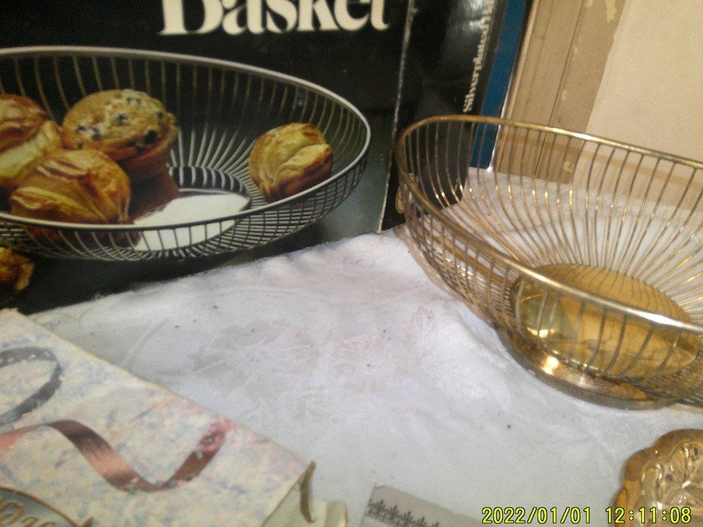 2 OLD SILVERPLATED ITEMS WITH BOXES LEONARD BASKET HAMPSHIRE SCALLOED SERVER