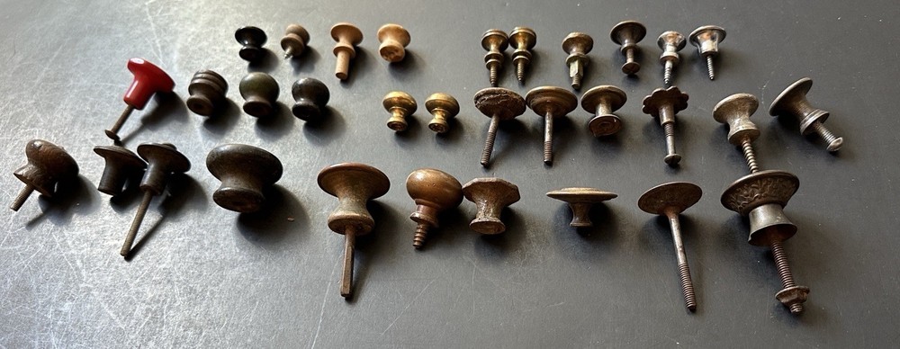 DS-272 THIRTY TWO (32) Antique Vintage Assorted Drawer Pulls Knobs
