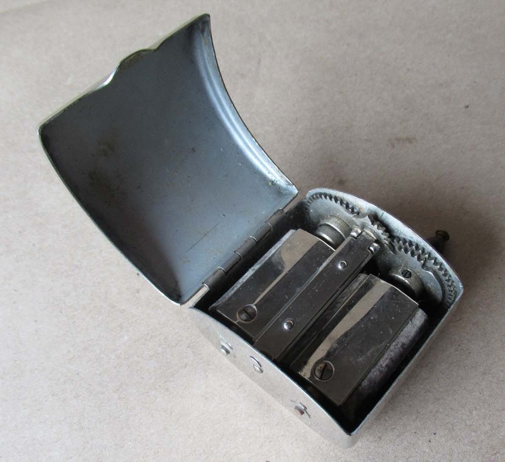 ANTIQUE GERMAN RAZOR BLADE SHARPENER STROPPER ROTBART MOND-EXTRA