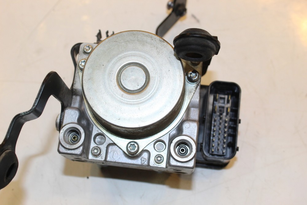 2013 Triumph Tiger 800 ABS Brake Pump Unit Module Control 2022011