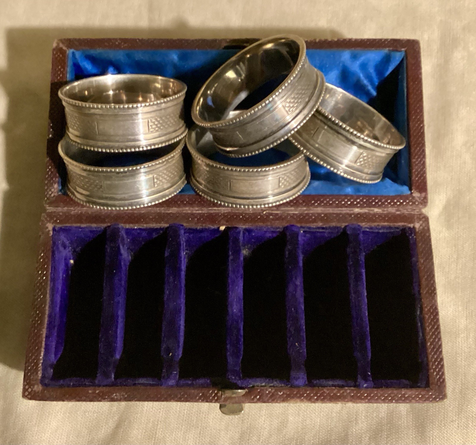 Set Of 5 Silverplate NAPKIN RINGS In Leather CYLINDER Box 1 Missing