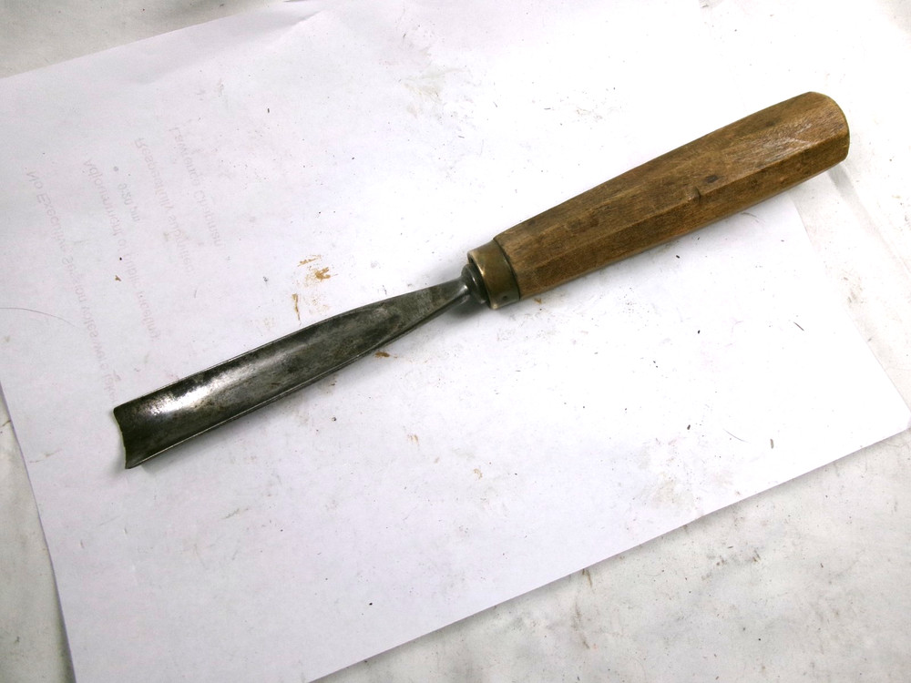 NICE CARVING CHISEL - 7/8" SIZE - # 7 SWEEP - UNBRANDED