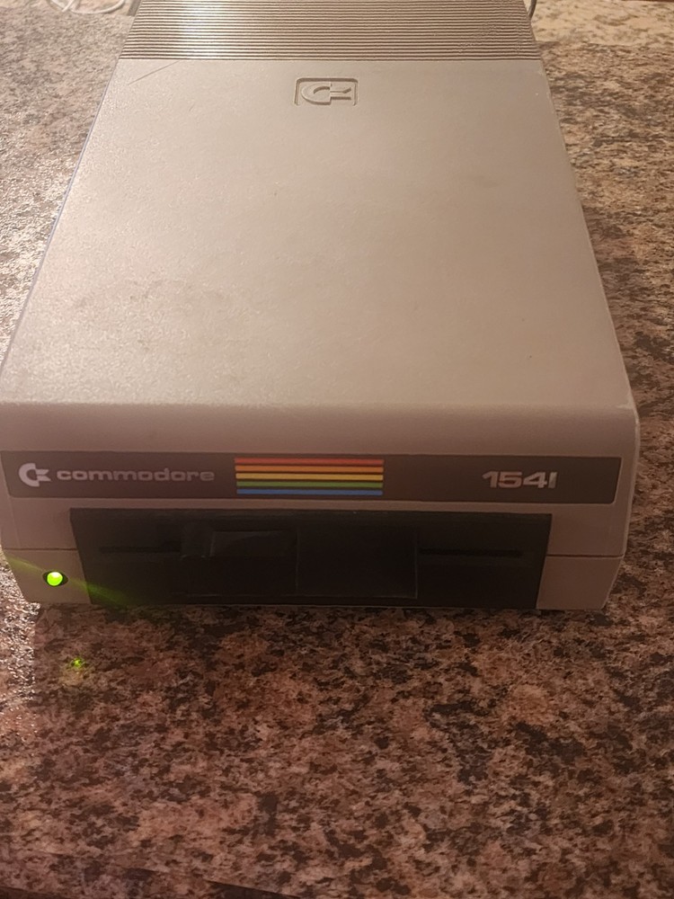Commodore 64 5.25" Floppy Disk Drive VIC-1541 POWERS ON with cables