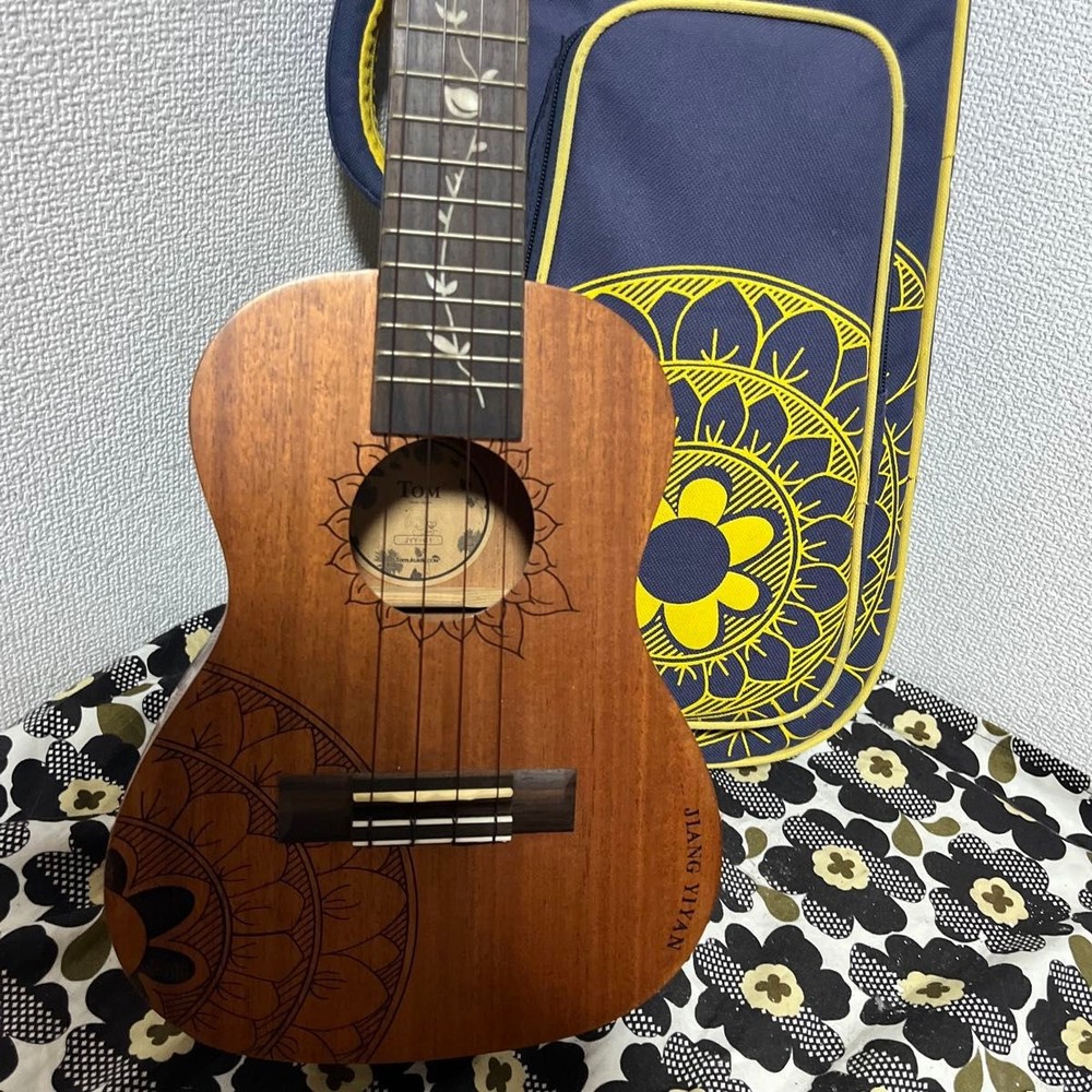 Tom JYY-C1 Ukulele with case