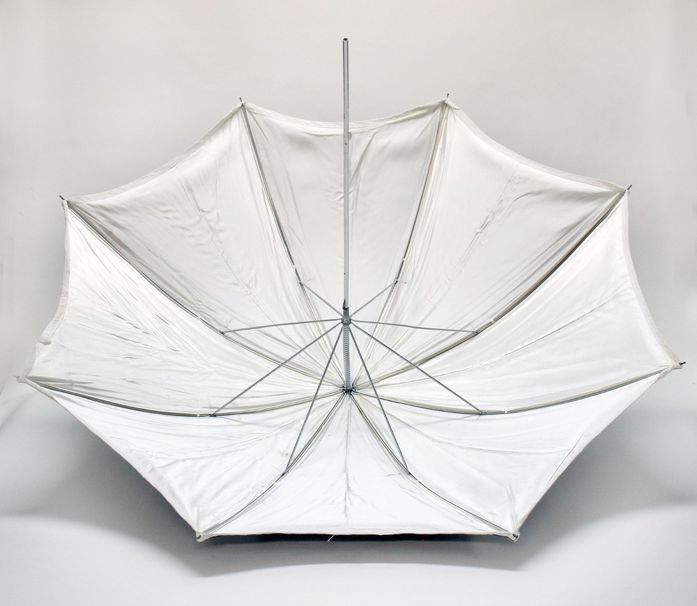 CALUMET 42" LARGE WHITE PRO STUDIO UMBRELLA. NICE "B"