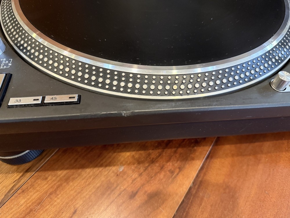 Technics Quartz Direct Drive Turntable System SL-1210MK2