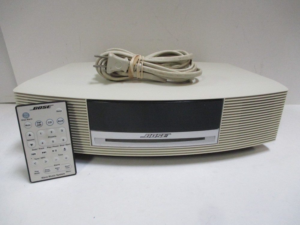 Bose Wave Music System white  w/  Remote control work great